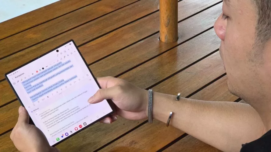 Galaxy AI dan Gemini di Galaxy Z Series Dorong Efisiensi Bisnis Naik 30% 3 Dari Percakapan Multibahasa hingga Catatan yang Detail