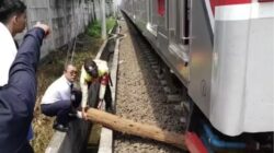 4LZLs3 terdapat kayu yang memalang di rel kayu tersebut mengakibatkan perjalanan krl cikarang macet kamis 11 januari 2024