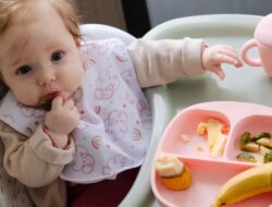 Begini Cara Penuhi Kebutuhan Gizi Bayi Usia 0-12 Bulan yang Baik dan Benar, Mom Harus Tau!