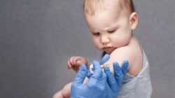 Fmuuns ilustrasi gambar bayi sedang imunisasi