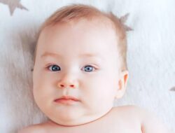 Anak Moms Sering Menggeleng-Gelengkan Kepala? Berikut Penjelasannya