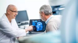 JmLSxz ilustrasi gambar orang sedang periksa kesehatan otak