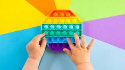 XDTKDh ilustrasi gambar bayi sedang melakukan sensory class