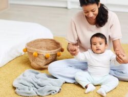 Tanda-Tanda Bayi Sudah Siap Untuk Belajar Duduk, Mom Harus Tau