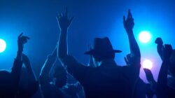 mx7dou ilustrasi orang sedang bergoyang