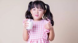 oXIPFo ilustrasi gambar anak sedang minum susu