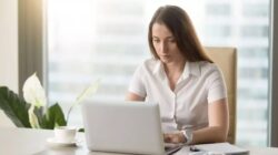 pZpMV7 ilustrasi perempuan sedang bekerja