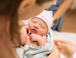 Hati-Hati Saat Menggendong Bayi Baru Lahir Ya Moms, Ini Resiko Yang Akan Terjadi
