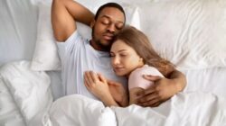 opS28h 19 posisi tidur yang punya arti bagi hubungan asmara suami istri