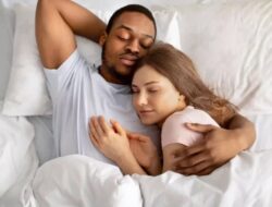 19 Posisi Tidur yang Punya Arti bagi Hubungan Asmara Suami Istri