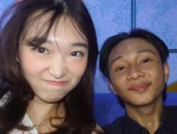 Livy Renata Peluk Fajar Sadboy di Lapangan Futsal, Netizen Heboh