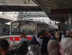 Arus Balik Stasiun Cikarang Tembus Ribuan Orang pada H+7 Lebaran