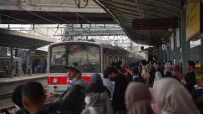Arus Balik Stasiun Cikarang Tembus Ribuan Orang pada H+7 Lebaran
